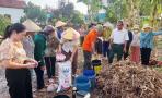 Hội Nông dân xã Nghĩa Đàn hướng dẫn ủ phân hữu cơ vi sinh tại xóm Bình Hạnh